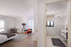 Holly - With Pool - H