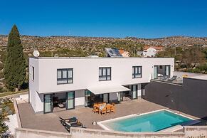 Holly - With Pool - H