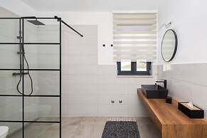 Holly - With Pool - H