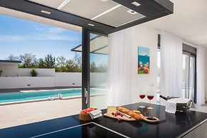 Holly - With Pool - H