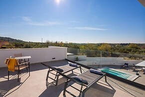 Holly - With Pool - H