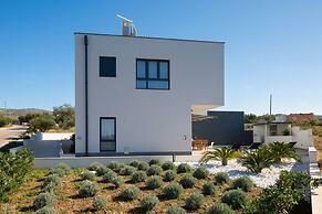 Holly - With Pool - H