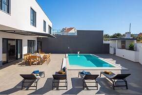 Holly - With Pool - H