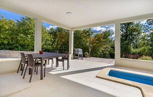 Med - Beautiful Home With Private Pool - H