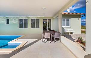 Med - Beautiful Home With Private Pool - H