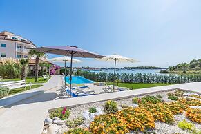 Fimi- With Swimming Pool - A3 BW