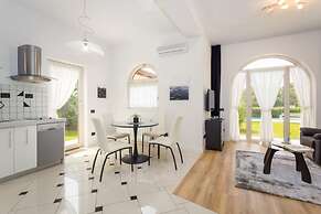 Fimi- With Swimming Pool - A3 BW