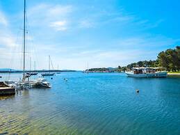 Vale - by the Beach - H