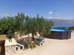 Mary: Relaxing With Pool - H