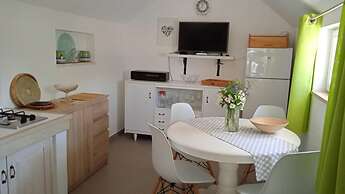 Mary: Relaxing With Pool - H