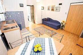 Miro - 300 m From sea - A1 Plavi