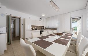 Paula - With Pool - H