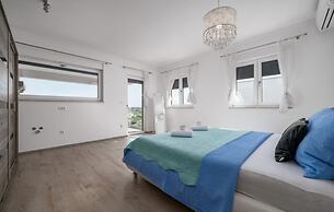 Paula - With Pool - H