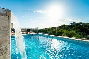 Zora - Modern Rustic - H