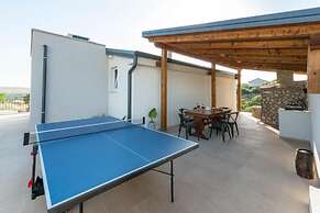 Zora - Modern Rustic - H