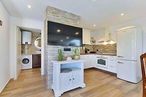 Zora - Modern Rustic - H