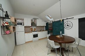 Kate Lea Mary - Rooftop Balcony - A1