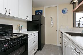 Waikiki Oasis Private One Bedroom 1 Condo by RedAwning