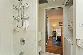 Waikiki Oasis Private One Bedroom 1 Condo by RedAwning