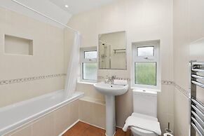 Pebble Corner With Free Parking By My Getaways