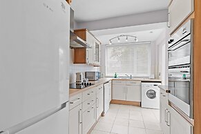 Pebble Corner With Free Parking By My Getaways