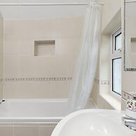 Pebble Corner With Free Parking By My Getaways