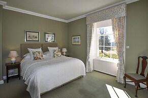 Charming 10-bed House in Blairgowrie