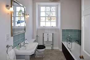 Charming 10-bed House in Blairgowrie