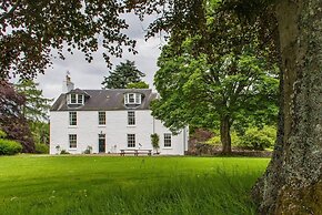 Charming 10-bed House in Blairgowrie