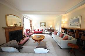 Charming 10-bed House in Blairgowrie