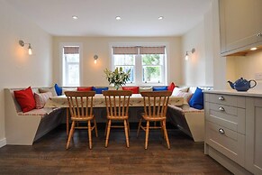 Charming 10-bed House in Blairgowrie