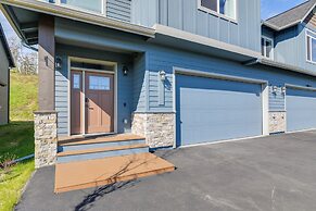 Chic Anchorage Townhome < 1 Mi to Kincaid Park!