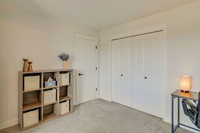 Chic Anchorage Townhome < 1 Mi to Kincaid Park!