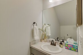 Chic Anchorage Townhome < 1 Mi to Kincaid Park!