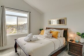 Chic Anchorage Townhome < 1 Mi to Kincaid Park!