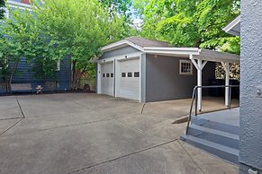 Cincinnati Apartment: 1 Mi to Hyde Park Square!
