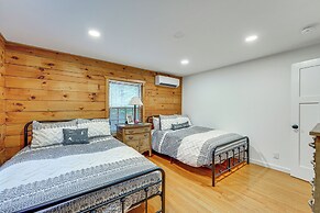 Modern Cabin in Lake Placid w/ Mountain Views!