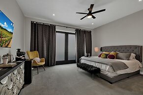 The Bentley Hotel - Mona Lisa Room - Pool View