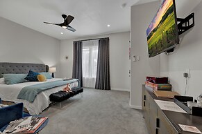 The Bentley Hotel - Sinatra Room - Hill Country View