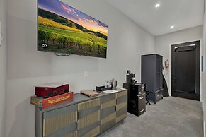 The Bentley Hotel - Sinatra Room - Hill Country View