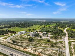 The Bentley Hotel - Sinatra Room - Hill Country View