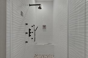 The Bentley Hotel - Sinatra Room - Hill Country View