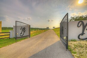 The Bentley Hotel - Sinatra Room - Hill Country View