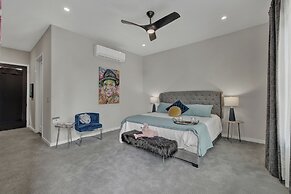 The Bentley Hotel - Sinatra Room - Hill Country View