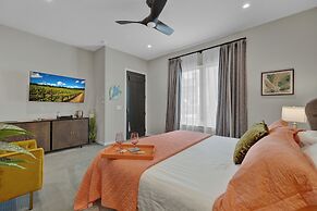 The Bentley Hotel - Palm Room - Hill Country View