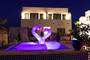 The Bentley Hotel - Palm Room - Hill Country View