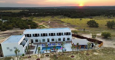 The Bentley Hotel - Palm Room - Hill Country View