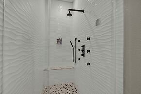 The Bentley Hotel - Palm Room - Hill Country View