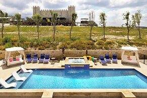 The Bentley Hotel - Palm Room - Hill Country View