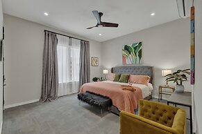 The Bentley Hotel - Palm Room - Hill Country View